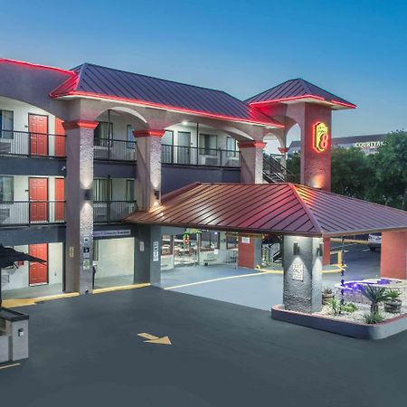 Super 8 By Wyndham Austin University/Downtown Area Bagian luar foto