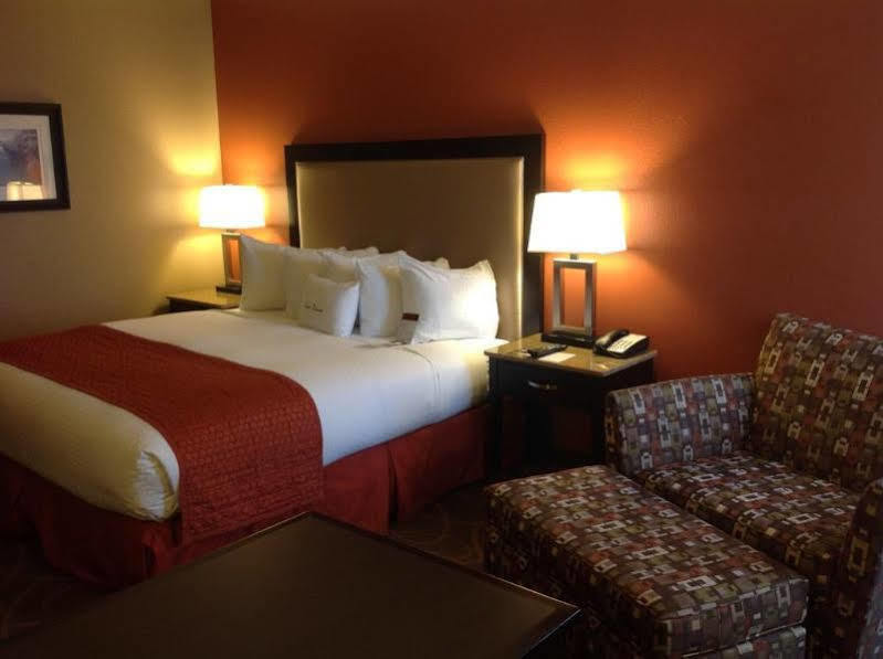 Super 8 By Wyndham Austin University/Downtown Area Bagian luar foto